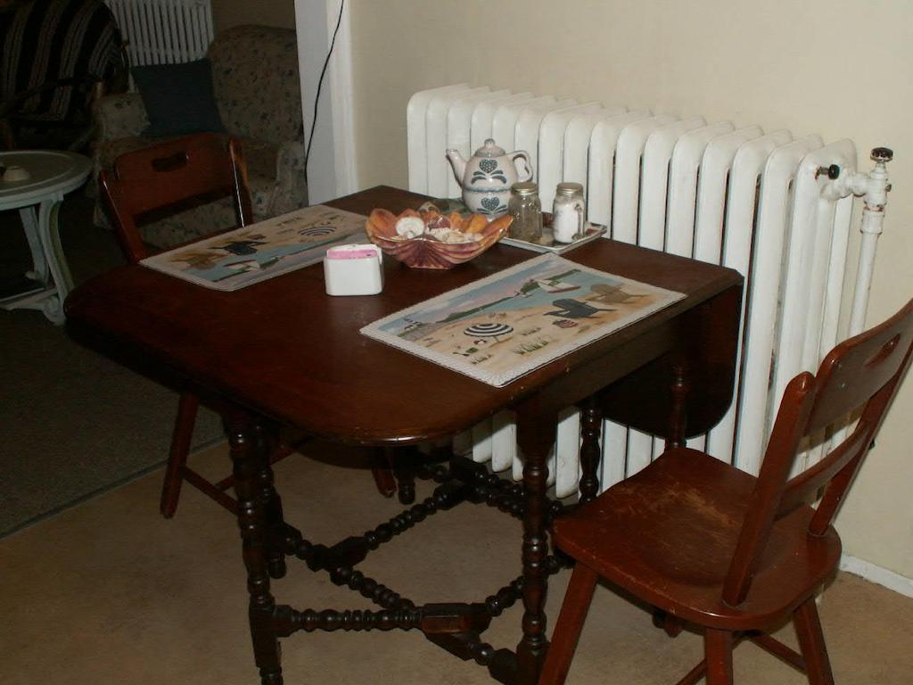 Canalside Restaurant, Inn & Kitchen Store Port Colborne Room photo