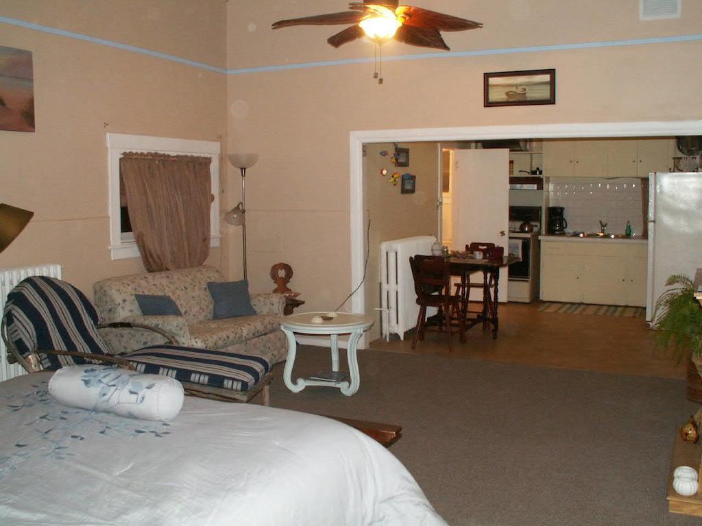 Canalside Restaurant, Inn & Kitchen Store Port Colborne Room photo