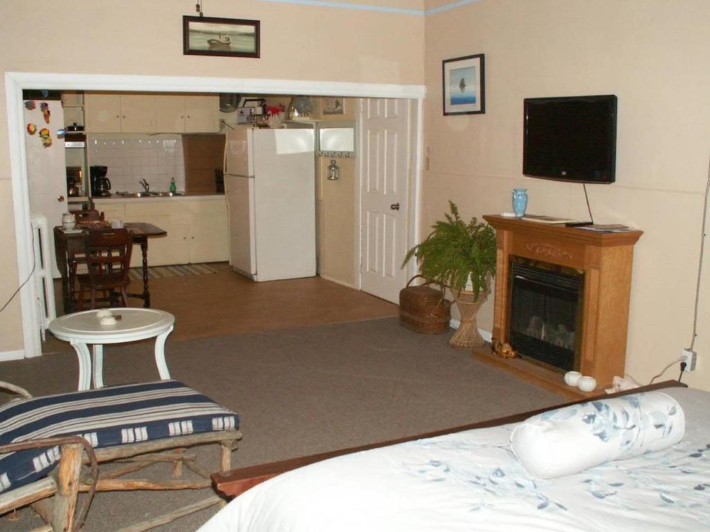 Canalside Restaurant, Inn & Kitchen Store Port Colborne Room photo